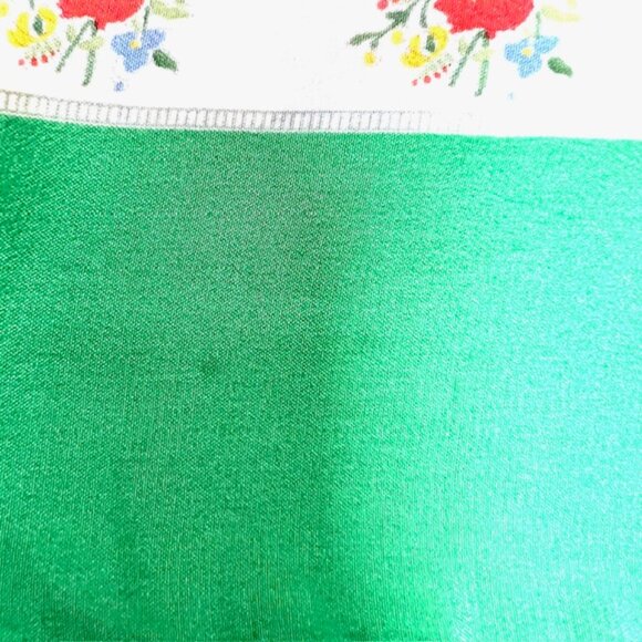 Vgt GUCCI Flora !00% Silk Scarf  34"x34"  White Green Red Floral Logo Print (45 - Picture 7 of 10